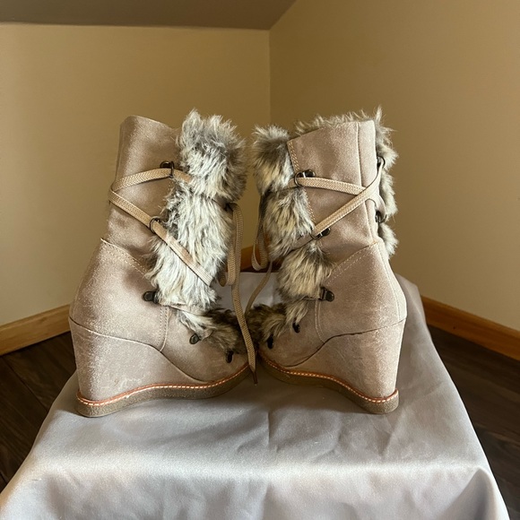 Furry high-heeled suede designer boots - Picture 4 of 11